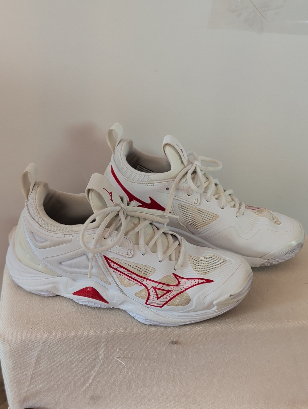 Mizuno Women’s White Athletic Sneakers with Red Accents.🌟🌟🌟